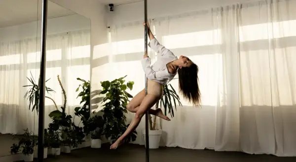 Pole dance: Jak zacząć? Przewodnik dla początkujących bez obaw!