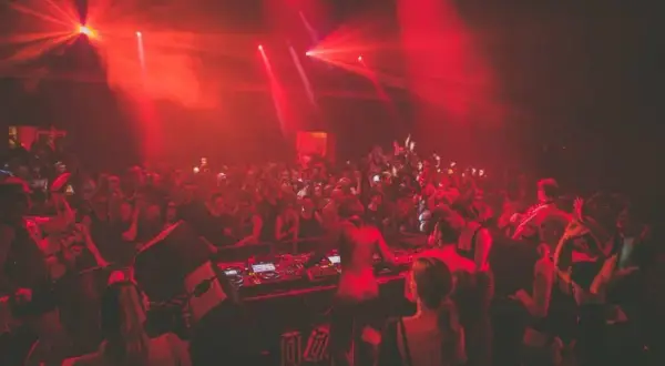 Polska scena techno: Gdzie szukać najlepszych klubów i festiwali?
