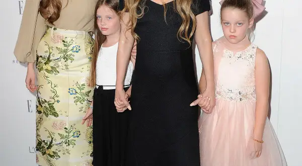Lisa Marie Presley z córkami, Harper Vivienne i Finley Aaron, trzymają się za ręce.
