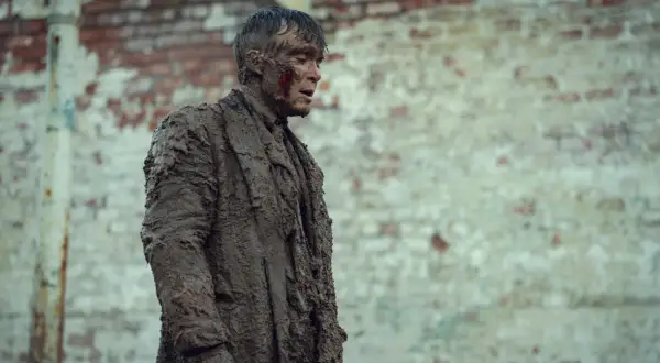 Tommy Shelby, ubrudzony błotem i krwią, wygląda na wyczerpanego. Czy to zapowiedź trudnych wydarzeń w Peaky Blinders sezon 7?