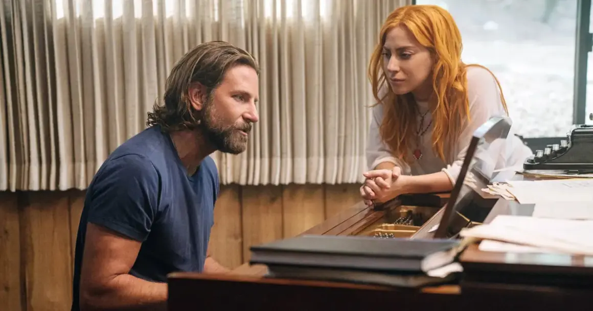 Lady Gaga w filmach, u boku Bradley'a Coopera, przy pianinie. Scena z filmu "Narodziny gwiazdy".