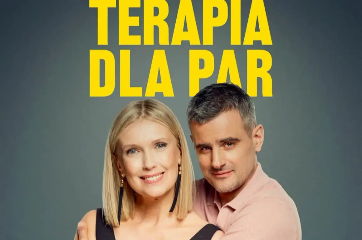 Para uśmiecha się do kamery na tle napisu "TERAPIA DLA PAR".