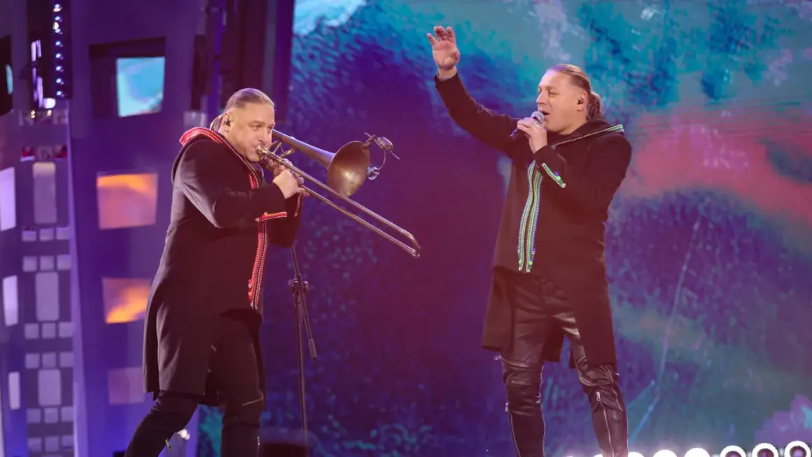 Bracia Golec na scenie: jeden gra na puzonie, drugi śpiewa do mikrofonu.
