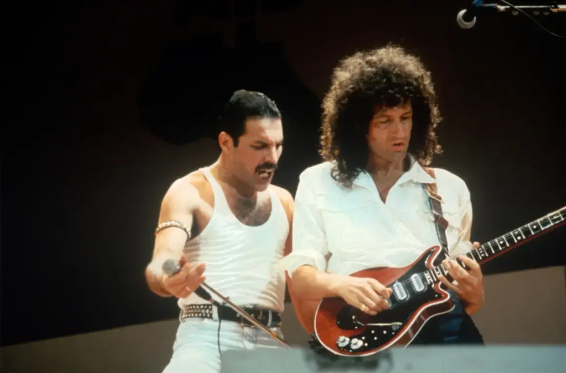 Freddie Mercury i Brian May z Queen podczas legendarnego koncertu Live Aid.