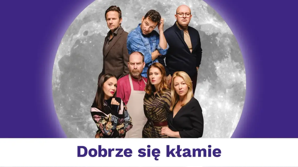 Siedem osób pozuje na tle księżyca.
