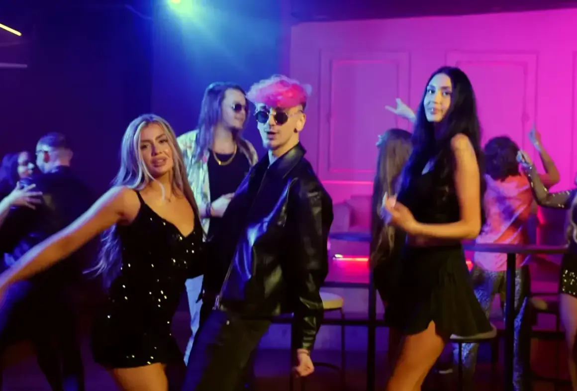 Młodzi ludzie tańczą w klubie przy dźwiękach najpopularniejszych piosenek disco polo.