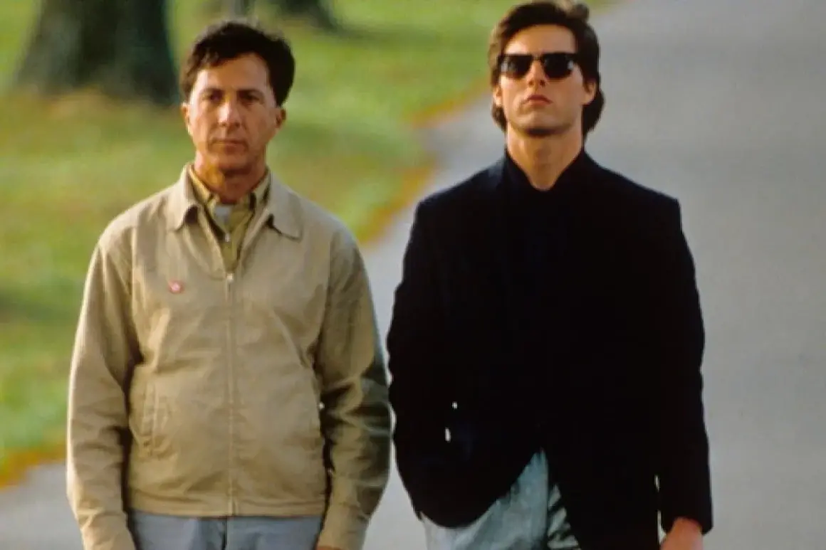 Dustin Hoffman i Tom Cruise idą razem. Hoffman, jako Rain Man, ma na sobie beżową kurtkę.