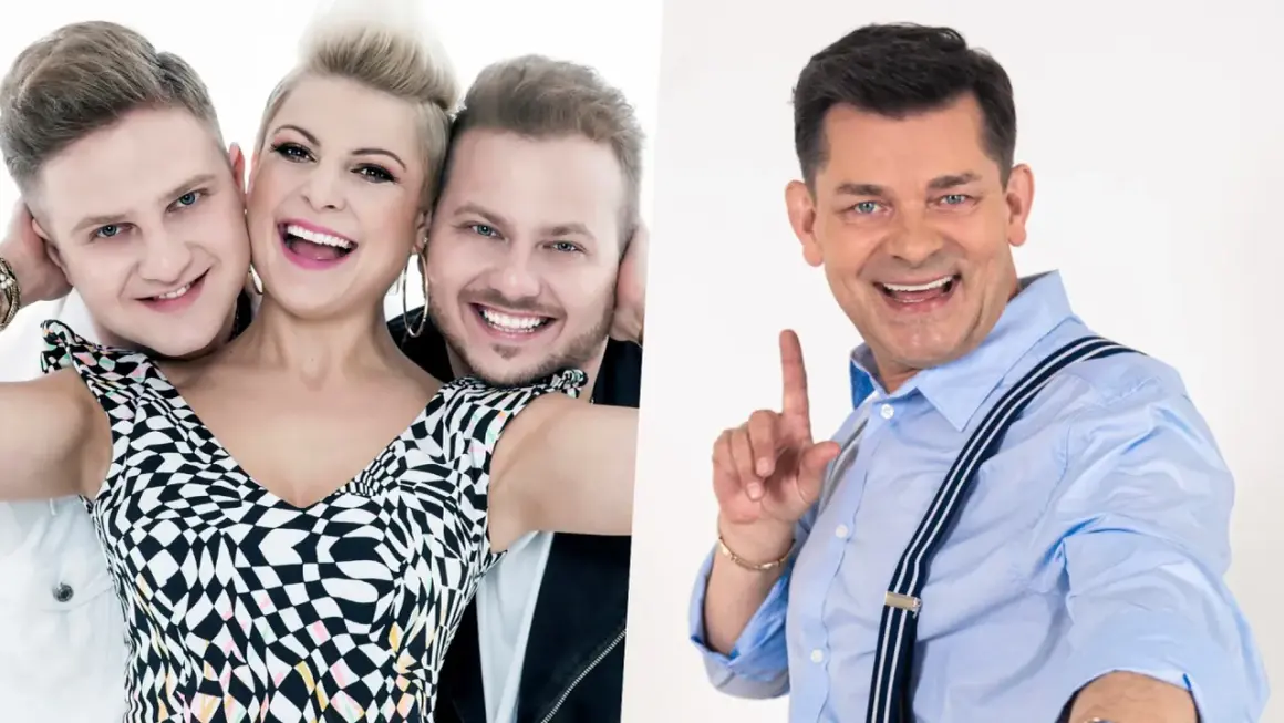 Trzy uśmiechnięte osoby, w tym kobieta i dwóch mężczyzn, obok uśmiechniętego mężczyzny w niebieskiej koszuli i szelkach.