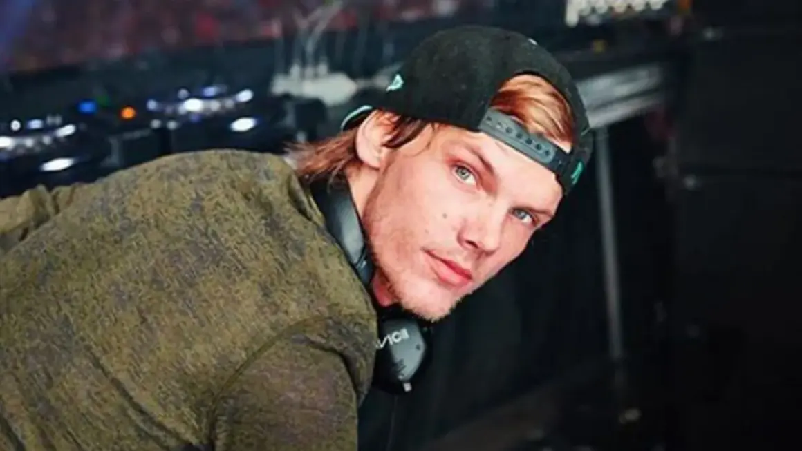 Avicii, młody DJ, w czapce i słuchawkach, którego nagła śmierć wstrząsnęła światem muzyki.