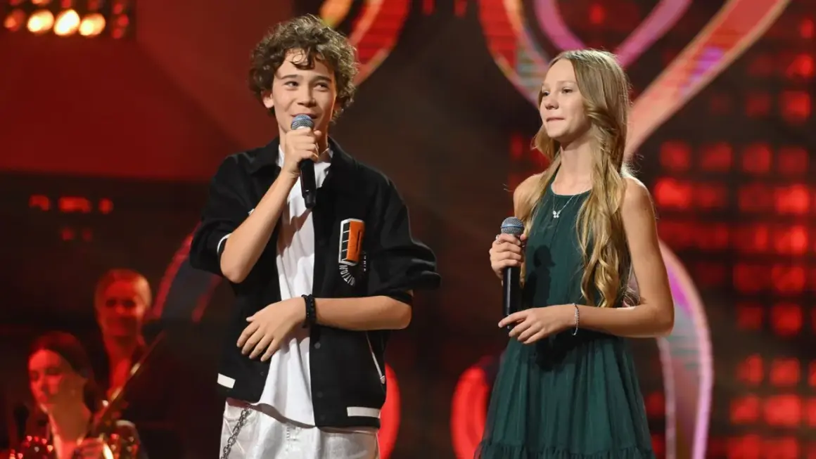 Chłopiec i dziewczynka śpiewają na scenie podczas Eurowizji Junior.