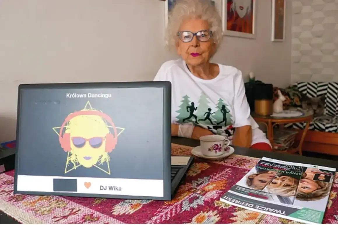 Starsza kobieta w okularach siedzi przy laptopie z grafiką DJ Wika.
