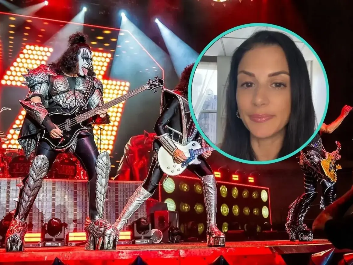 Zespół KISS w kostiumach na scenie, w tle kobieta w okręgu.