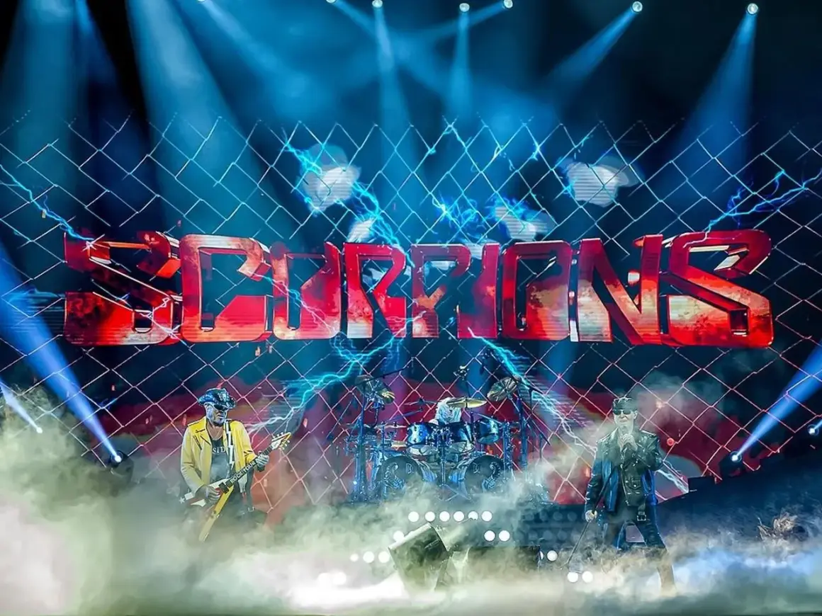 Zespół Scorpions na scenie TAURON Areny, w tle logo zespołu i efekty świetlne.