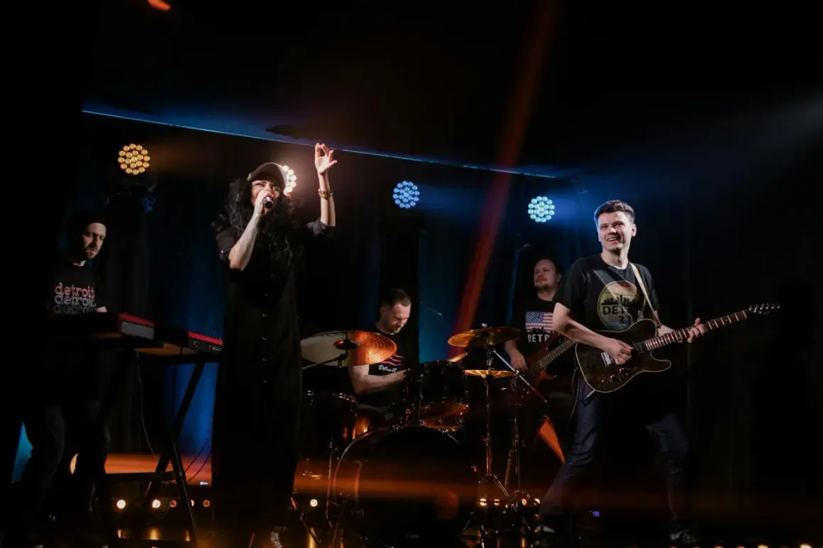Zespół rockowy na scenie: wokalistka, gitarzysta, perkusista i klawiszowiec.