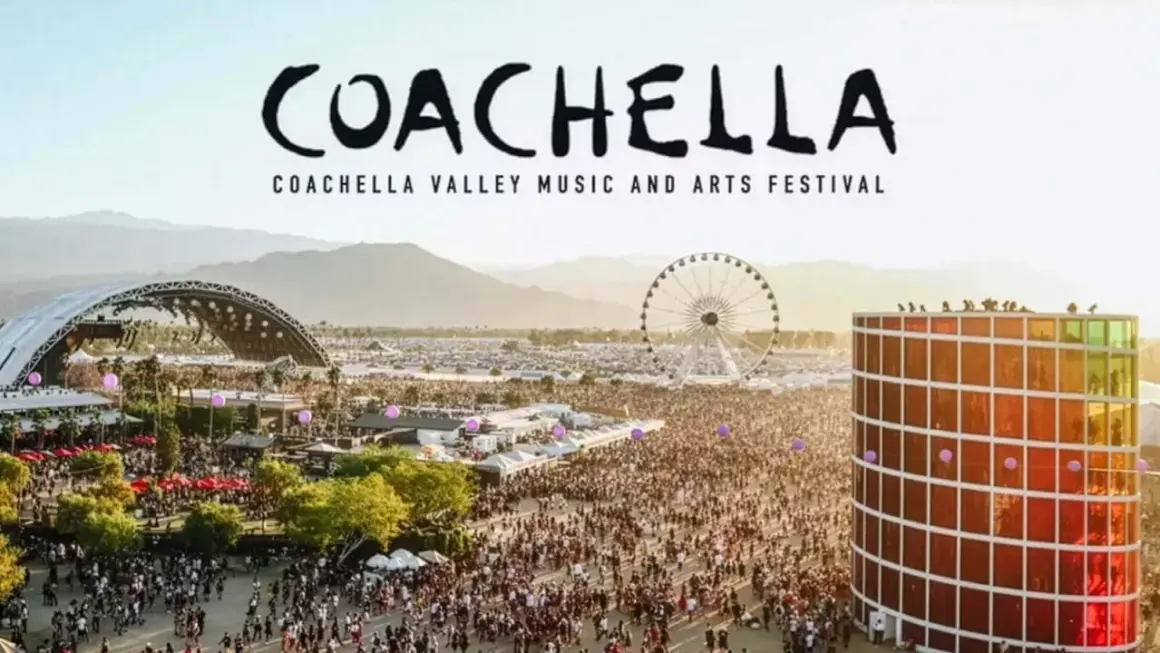 Widok z lotu ptaka na festiwal Coachella z tłumem, sceną, diabelskim młynem i kolorową instalacją artystyczną.