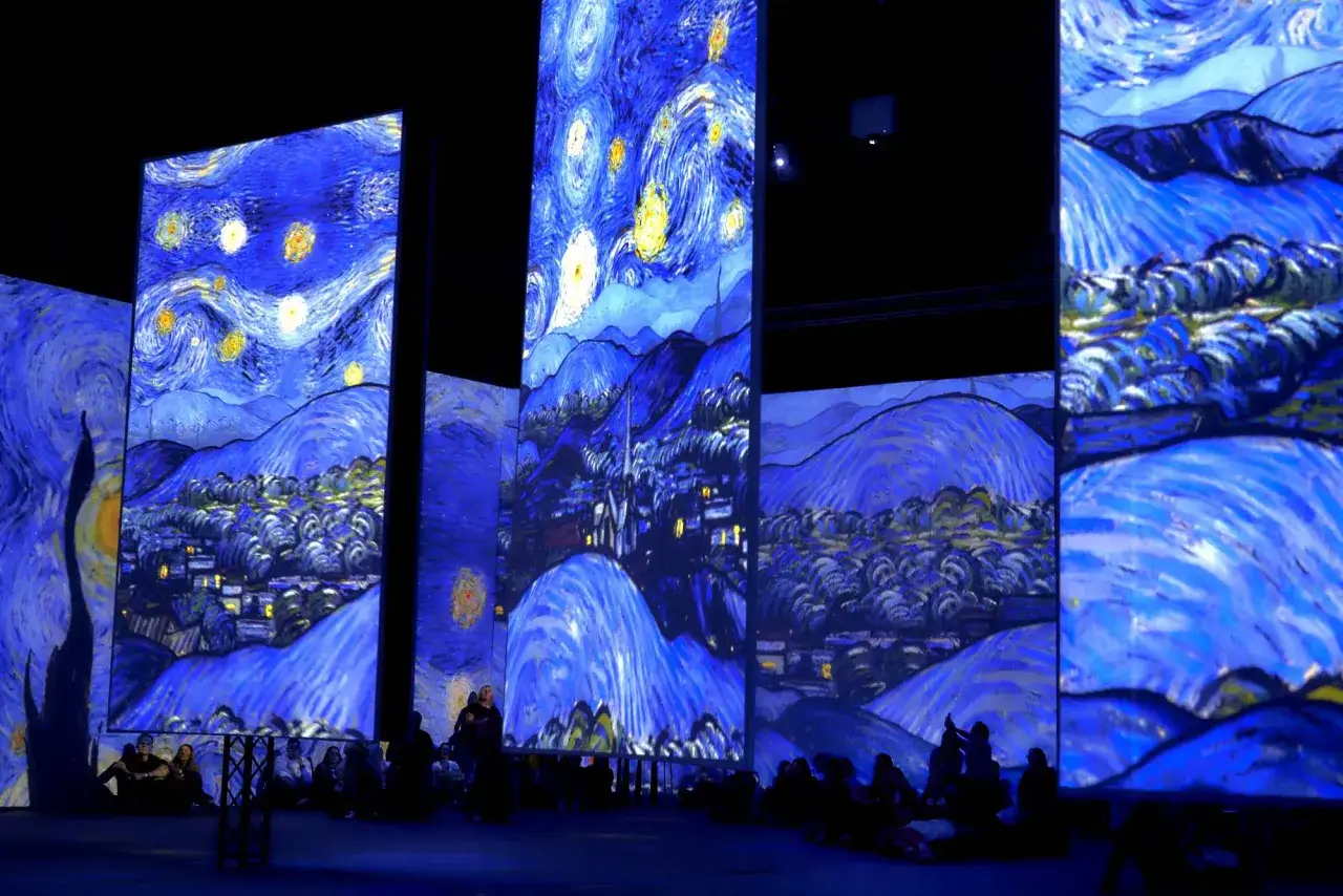 Wystawa Van Gogh w Krakowie: widzowie zanurzeni w wirujących gwiazdach i krajobrazach.