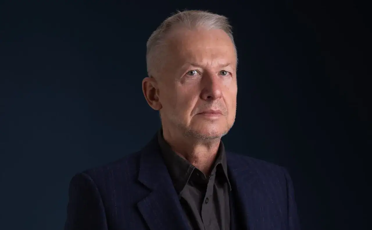 Portret Bogusława Lindy, aktora znanego z wielu ról. Ile lat ma Bogusław Linda? Wiek dodaje mu charyzmy.