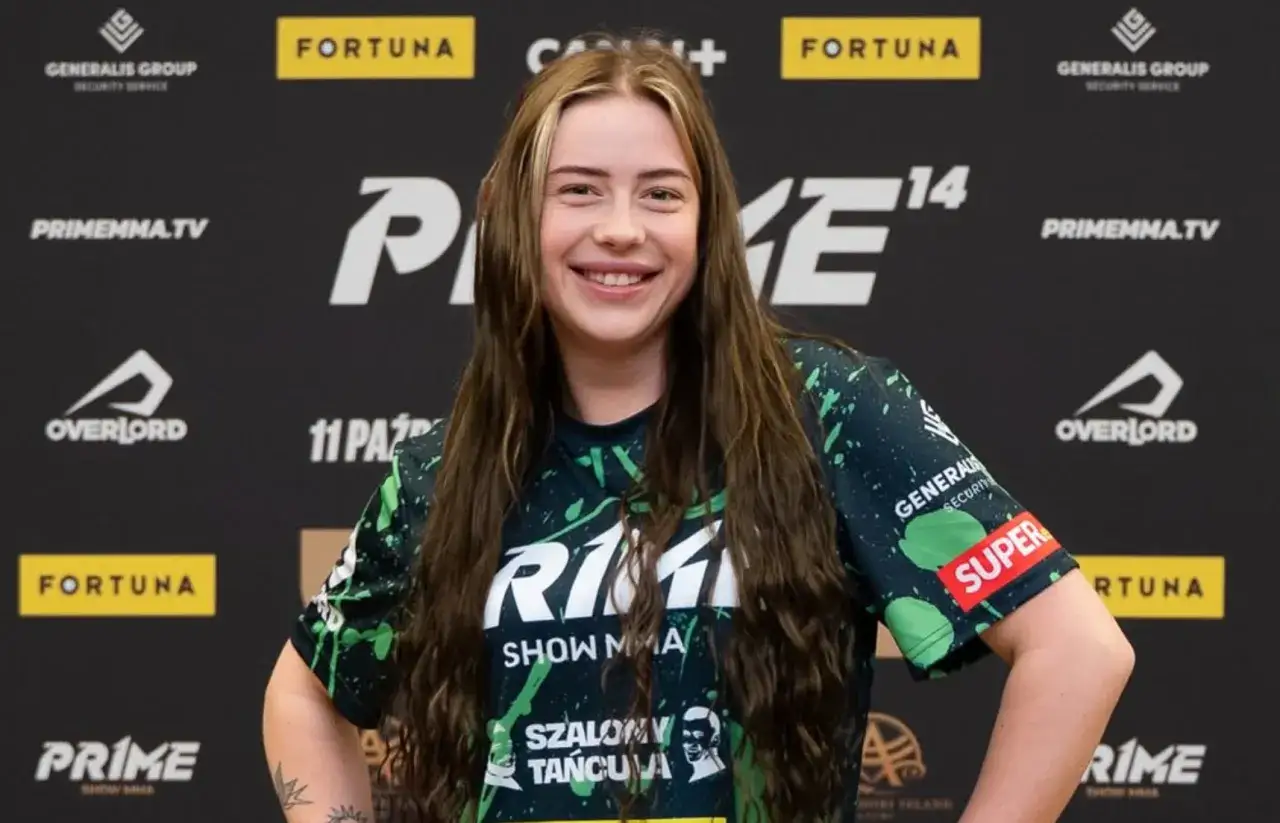 Natalia, z uśmiechem i w koszulce PRIME SHOW MMA, wygląda niczym magiczna wojowniczka gotowa na wyzwania.