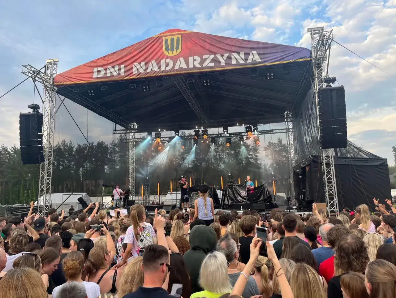 Tłum na Dniach Nadarzyna czeka na występ. Ciekawe, ile skolim bierze za taki koncert!