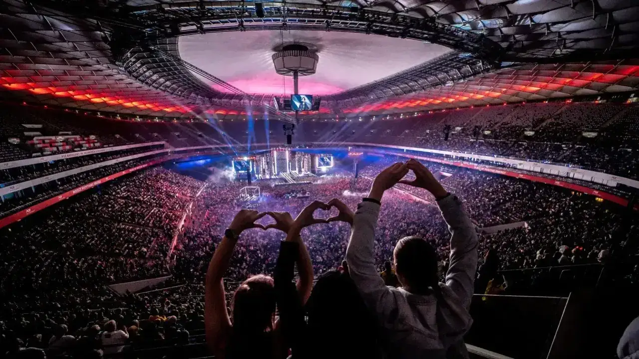 Koncert PGE Narodowy w pełni! Tłumy ludzi, światła i serca tworzone dłońmi. Niezapomniany wieczór pełen emocji.