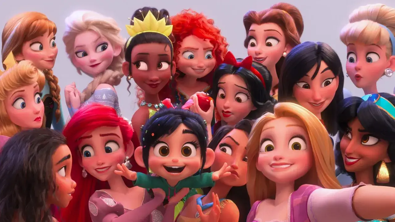 Wesołe księżniczki Disneya robią sobie selfie. Widać Elsę, Annę, Ariel, Roszpunkę, Śnieżkę, Belle, Cindarellę, Jasmine, Mulana, Pocahontas, Tianę, Aurorę i Merida.
