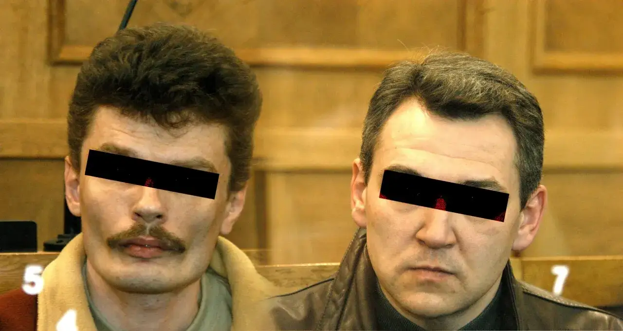 Dwóch mężczyzn, których twarze zasłonięto czarnymi pasami, siedzi obok siebie. Wyglądają jak łowcy skór, gotowi na kolejną akcję.