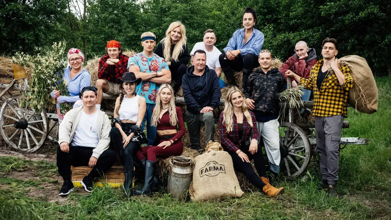 Uczestnicy programu Farma 5 pozują do zdjęcia na tle stogów siana i starego wozu. Kto wygra finał?