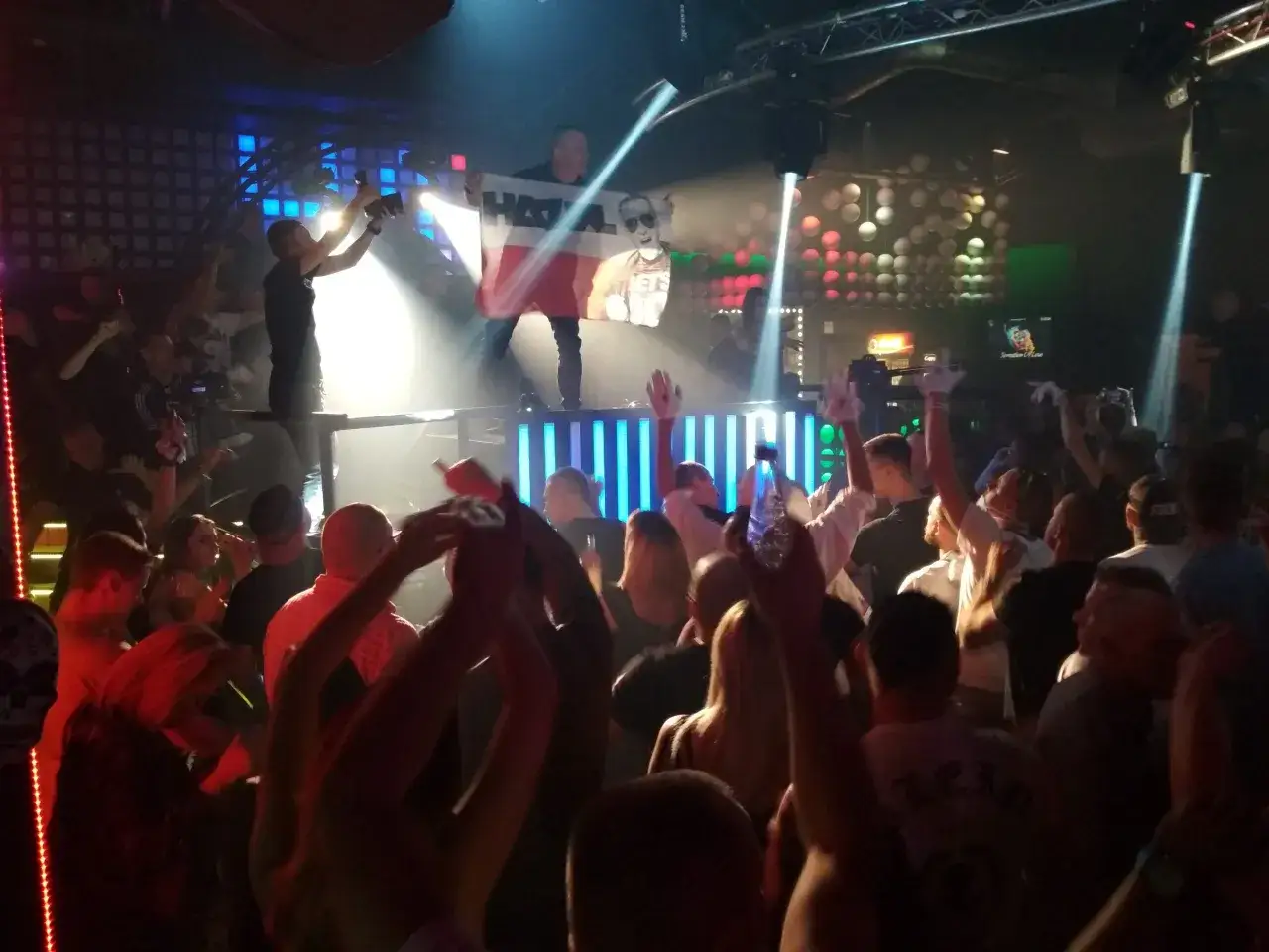 klub muzyczny scena dj publiczność