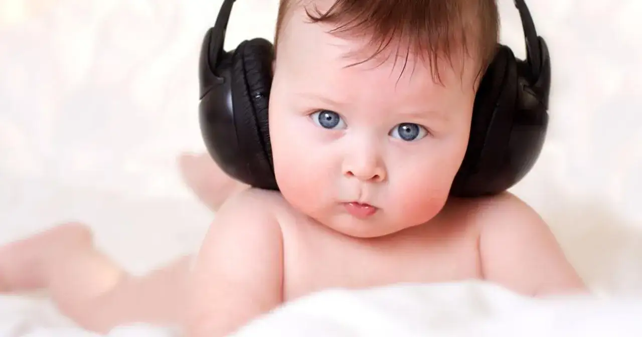 dziecko słuchające muzyki klasycznej, niemowlę z słuchawkami