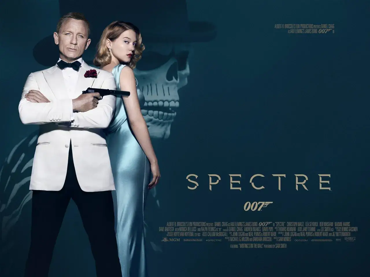 Daniel Craig jako nowy Bond w białej marynarce, z pistoletem w dłoni, obok kobiety w błękitnej sukni. W tle stylizowany szkielet.