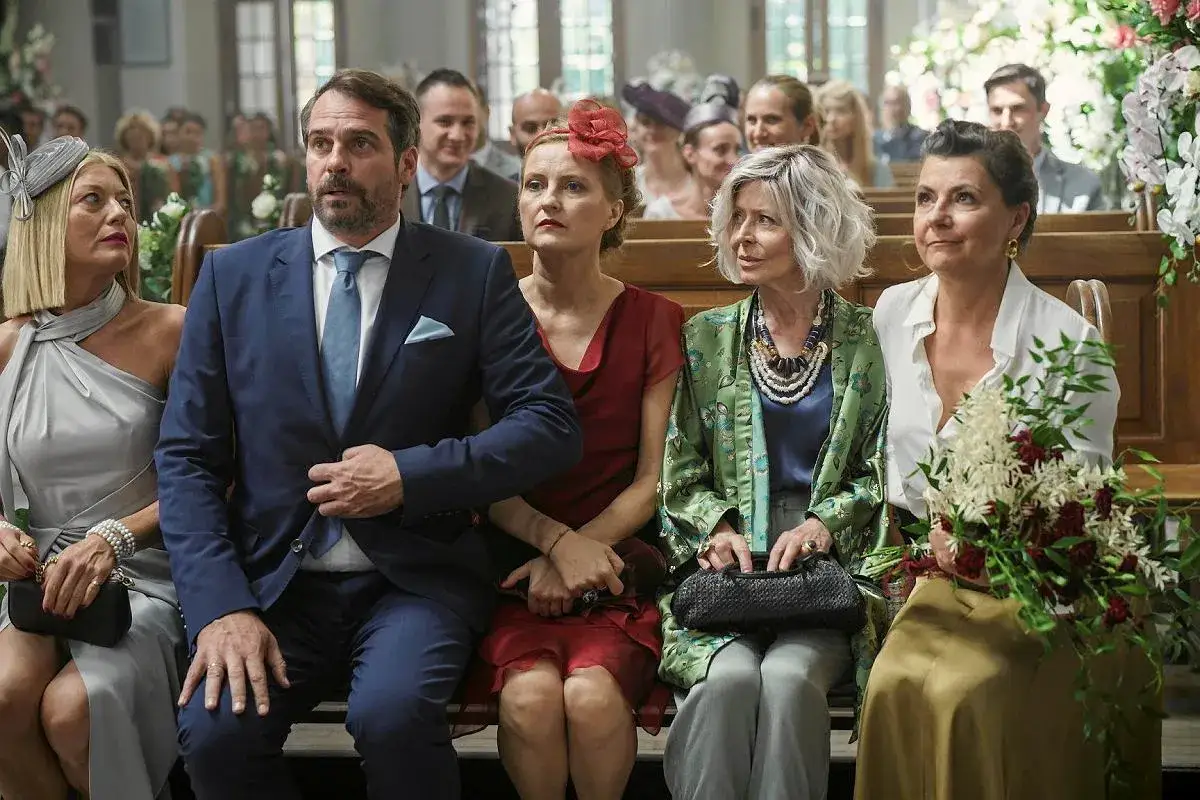 Rodzina w kościele, w oczekiwaniu na ślub. Nowości polskie na Netflix.