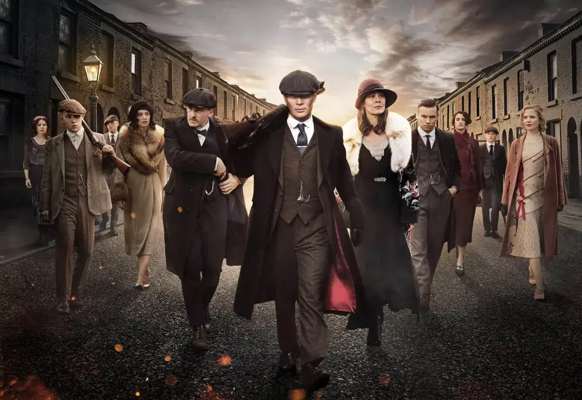 Rodzina Shelbych w pełnym składzie, gotowa na nowe wyzwania w Peaky Blinders sezon 7. Tommy prowadzi, a za nim podążają pozostali.