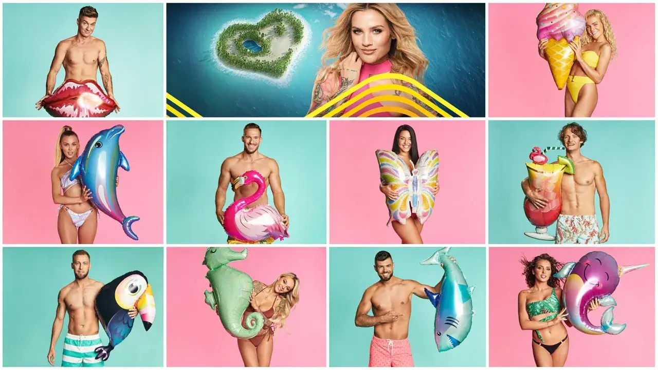 Uczestnicy Love Island 4 pozują z dmuchanymi zabawkami: delfinem, flamingiem, motylem, drinkiem, foką, papugą, rekinem i narwalem.