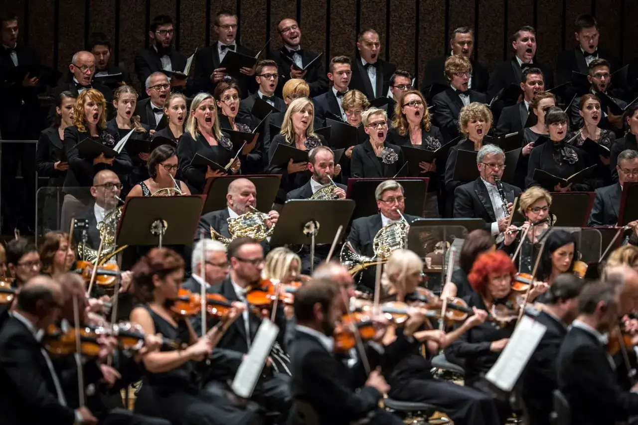 chór orkiestra dramatyczna muzyka