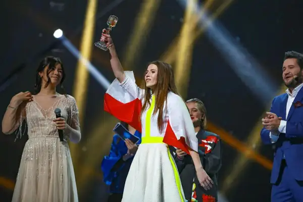 Roksana Węgiel z pucharem Eurowizji Junior, w białej sukni z elementami flagi Polski.
