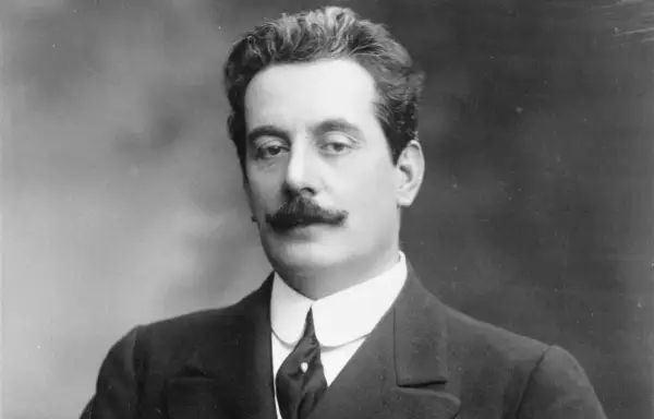 Portret Giacomo Pucciniego w garniturze i z wąsami.