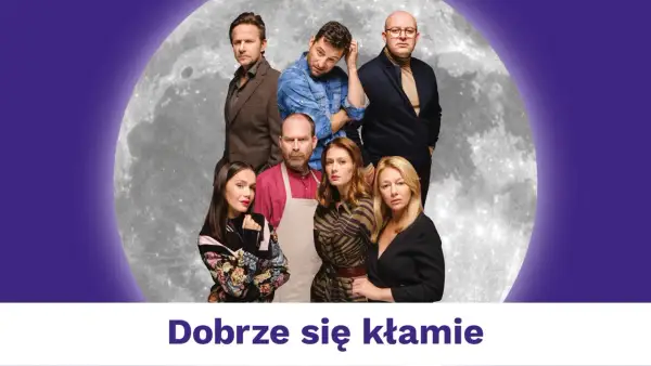 Siedem osób pozuje na tle księżyca.
